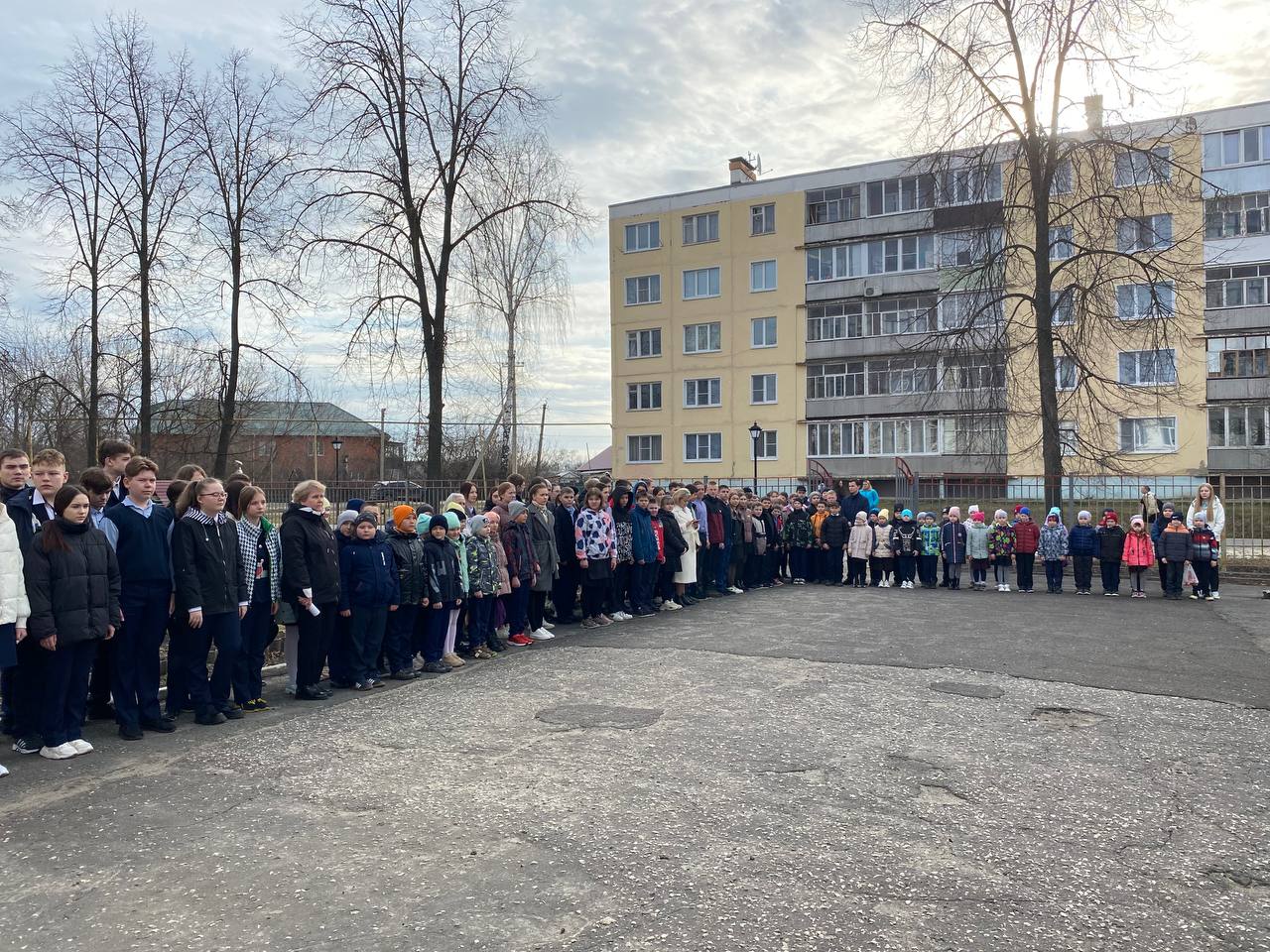 Торжественная линейка с поднятием Государственного флага РФ, 06.04.2023 год.