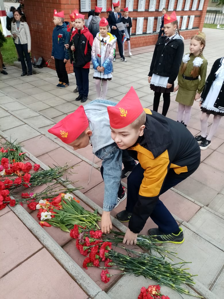 Урок мужества. Возложение цветов к Памятнику погибшим воинам учащимися 4 класса.