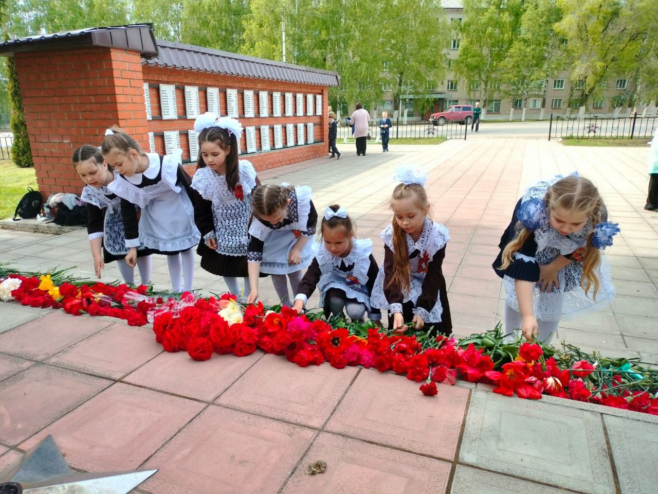 Возложение цветов к Памятнику погибшим воинам учащимися 1 класса.