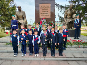 Возложение цветов к Памятнику погибшим воинам учащимися 1 класса.